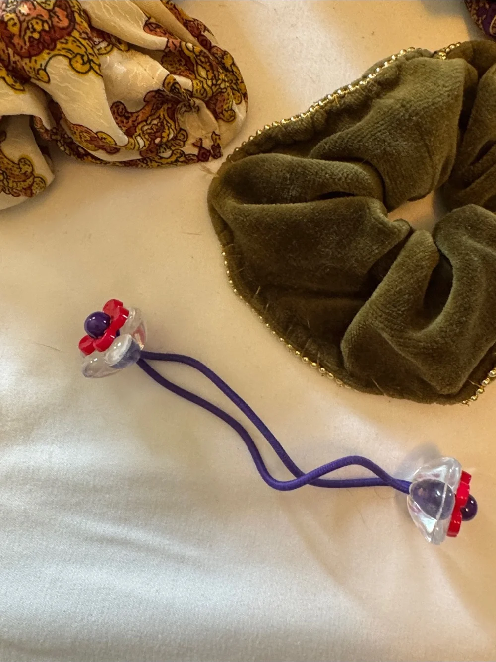 Assorted Women's Scrunchie & Hair Accessory Set - Mixed Colors